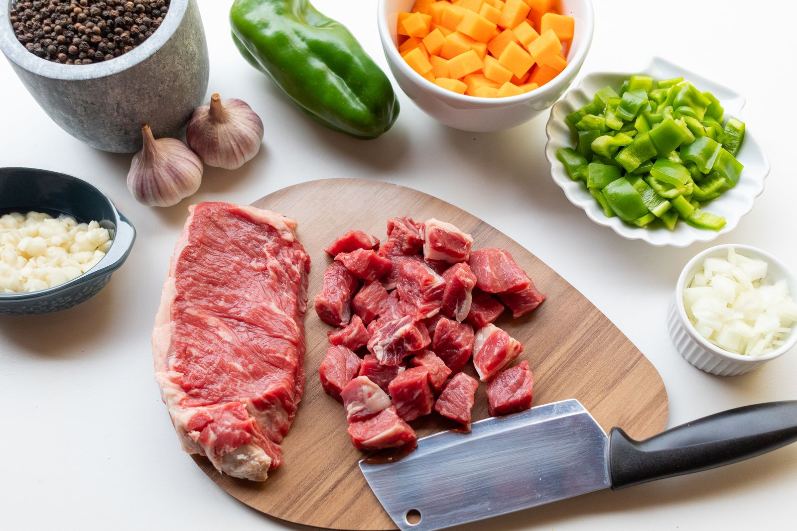Ingrediente proaspete și carne de vită pentru gulaș